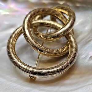 Big Elegant Gold Intertwined Brooch